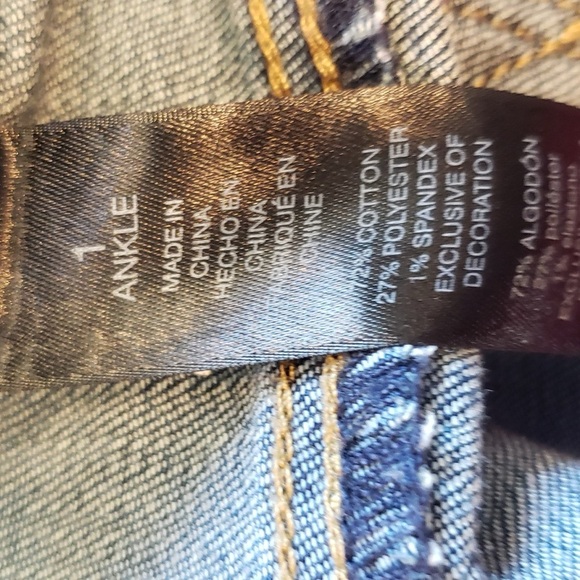 Chico SO Blue Cropped Jeans with Red Floral Embroidery Chico size 1 = size 8 - Picture 6 of 8